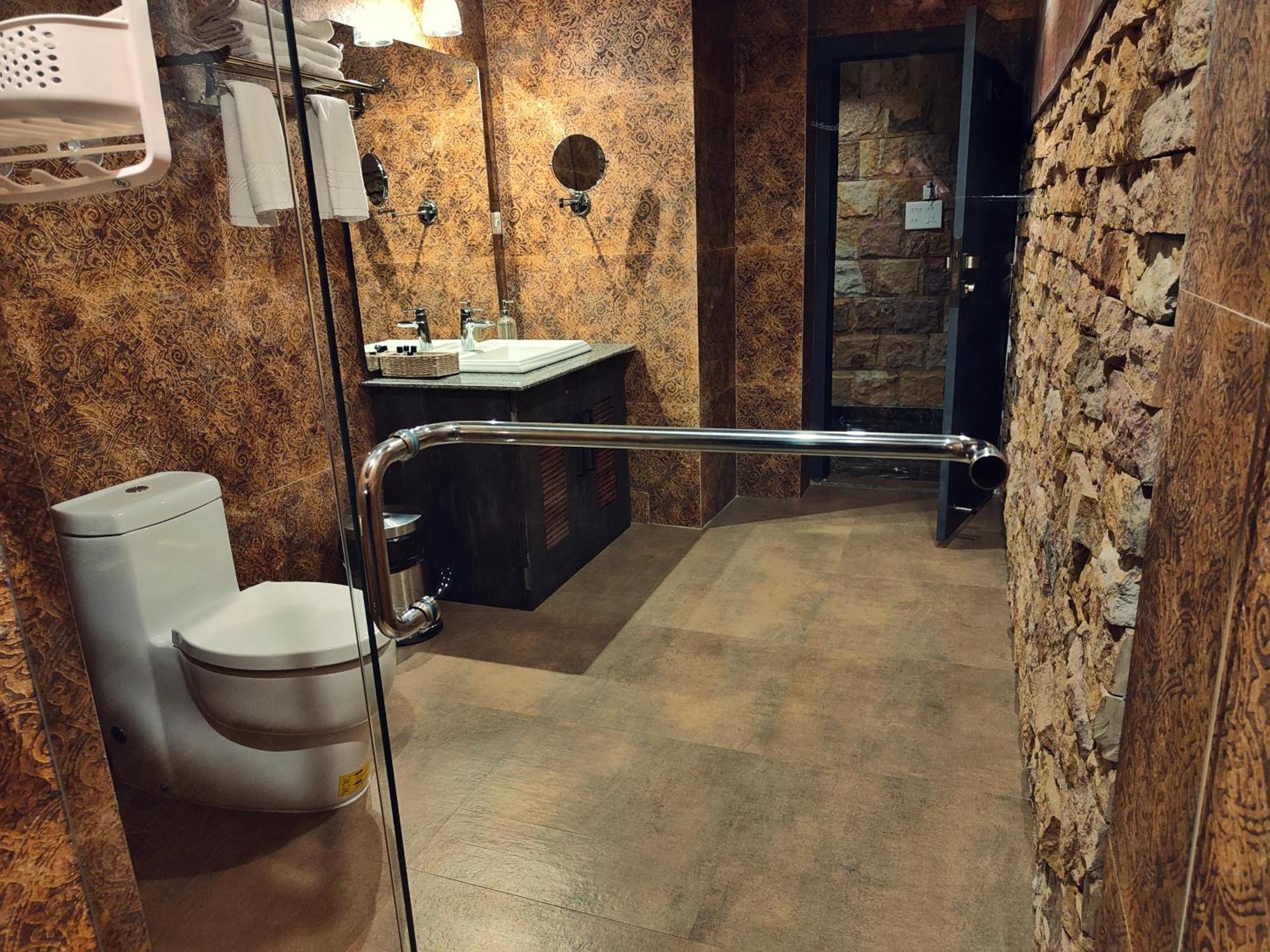 Hotel Acropolis Shillong Bagian luar foto