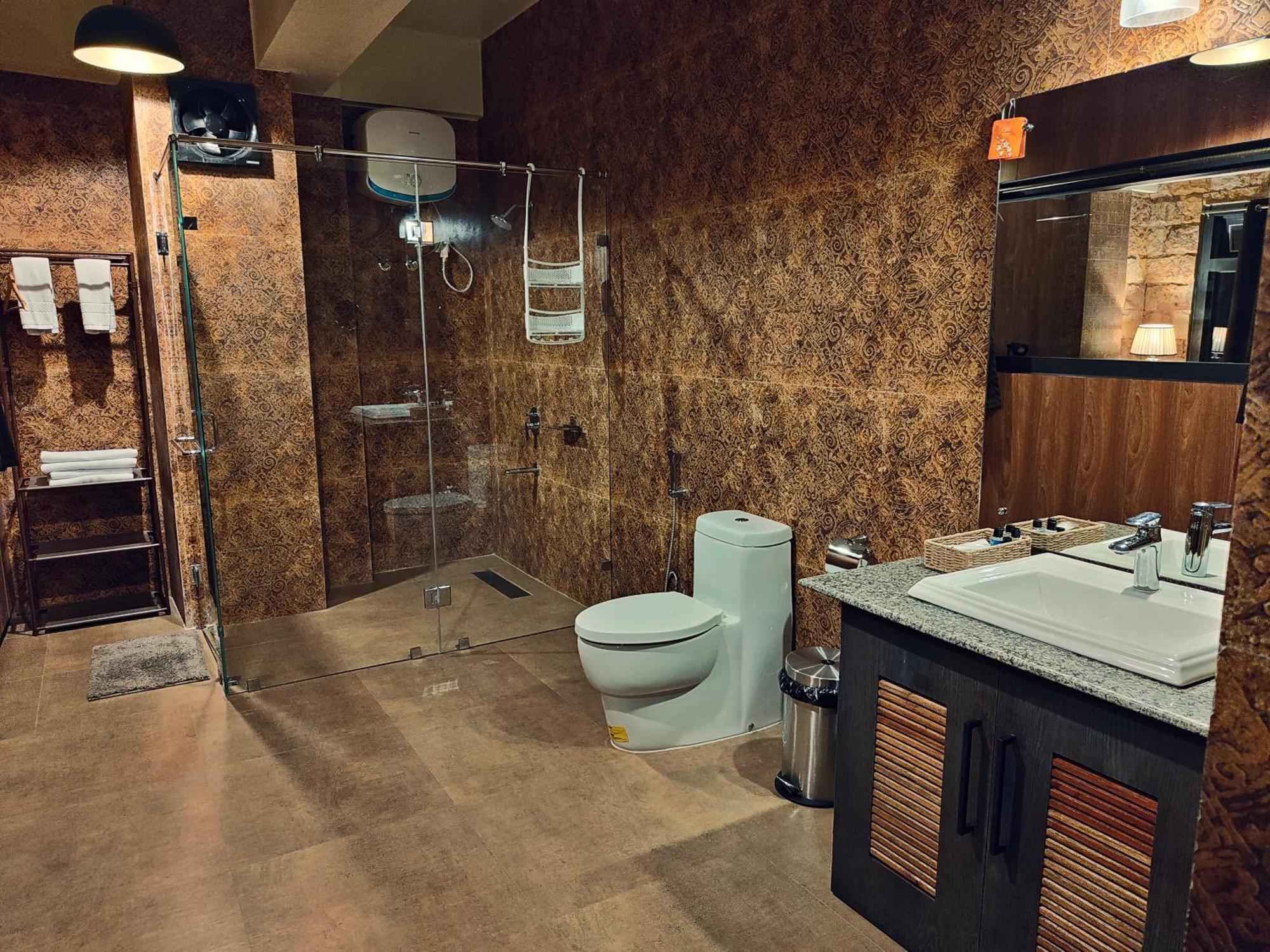 Hotel Acropolis Shillong Bagian luar foto